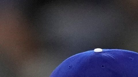 Yoshinobu Yamamoto es felicitado por su compañero Teoscar Hernández luego de completar el partido contra los Blue Jays en el juego 2 de la Serie Mundial.