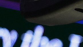 Austin Reaves, izquierda, de los Lakers de Los Ángeles, recibe una falta de Domantas Sabonis (11), de los Kings de Sacramento, durante la primera mitad del juego de baloncesto de la NBA, el domingo 26 de octubre de 2025, en Sacramento, California. (AP Foto/Sara Nevis)