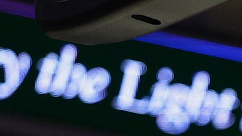 Austin Reaves, izquierda, de los Lakers de Los Ángeles, recibe una falta de Domantas Sabonis (11), de los Kings de Sacramento, durante la primera mitad del juego de baloncesto de la NBA, el domingo 26 de octubre de 2025, en Sacramento, California. (AP Foto/Sara Nevis)