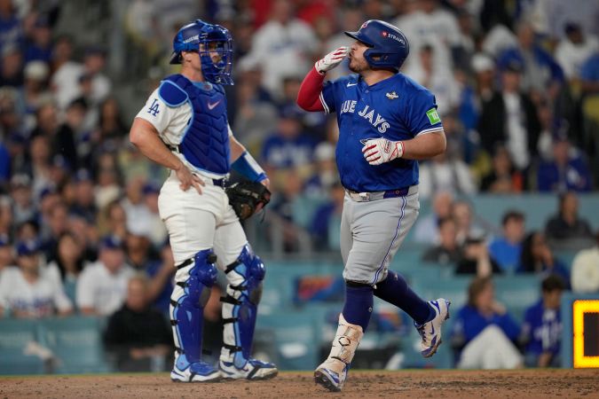 El mexicano Alejandro Kirk, catcher de los Blue Jays, manda un beso al completar su recorrido tras un jonrón de tres carreras en la cuarta entrada. Fue su quinto cuadrangular de estos playoffs.