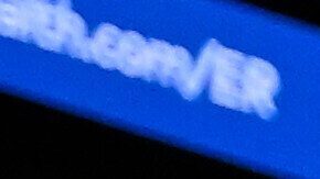 Victor Wembanyama, astro francés de los Spurs de San Antonio, dispara frente a Bam Adebayo, del Heat de Miami, el jueves 30 de octubre de 2025 (AP Foto/Darren Abate)