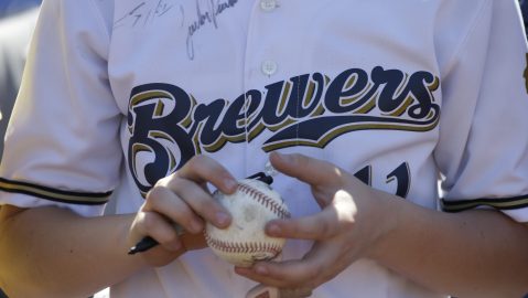 Una fanática de los Milwaukee Brewers perdió su trabajo por no contener su coraje contra un aficionado de los Dodgers amenazándolo con denunciarlo a agentes de ICE.