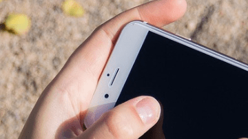 Le quita el celular a su hijo y él le dispara en el rostro