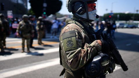 Los agentes de ICE son acusados de aplicar perfil racial contra latinos en operativos migratorios.