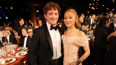 La relación de Ariana Grande y Ethan Slater estaría atravesando una crisis