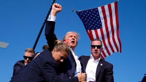 La moneda recuerda el momento en que Trump levanta el puño tras ser herido en un mitin de campaña en Butler, el 13 de julio de 2024.