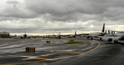 Una fila de 30 aviones esperando para despegar en el Aeropuerto LaGuardia, en Nueva York, el 8 de octubre de 2025.