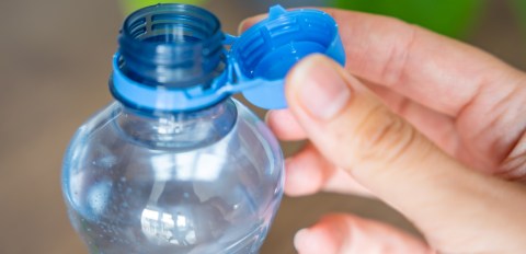 Suena improbable, pero no lo es: beber agua embotellada no parece ser la mejor opción