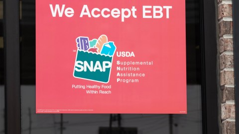 Cupones de alimentos SNAP de hasta $1,789: fechas de pago en noviembre