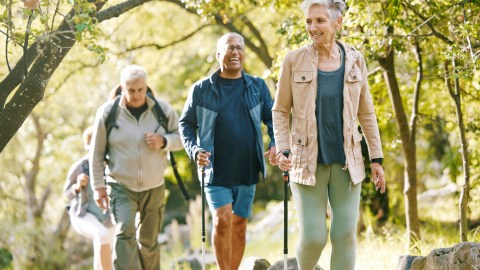 Beneficios de caminar para personas mayores: ¿cuántos pasos debes dar para reducir el riesgo de muerte prematura?