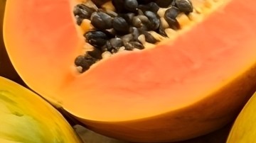 Papaya, lechosa, fruta bomba… tiene tantos beneficios para la salud como nombres que la identifican
