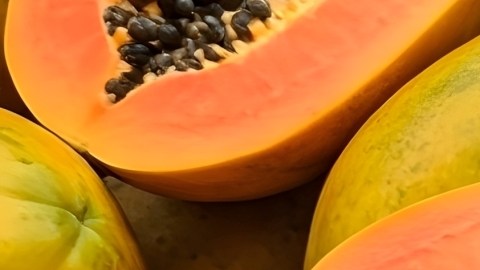 Papaya, lechosa, fruta bomba… tiene tantos beneficios para la salud como nombres que la identifican