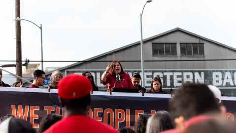 La líder de CHIRLA, Angélica Salas llama a unirse a la marcha del 4 de octubre en Los Ángeles.