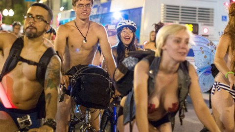 Ciclistas desnudos durante un recorrido por las calles