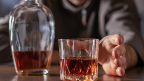 Investigadores descubren por qué no es tan fácil dejar el alcohol