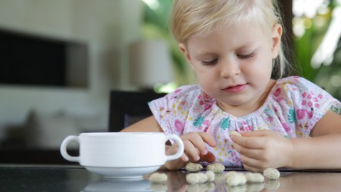 Impulsan herramientas para reducir el riesgo de alergia al maní en niños