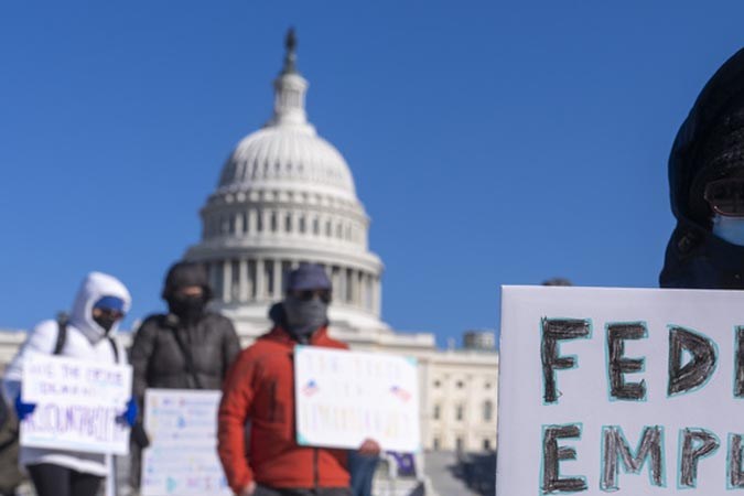 Empleados federales manifestándose en contra del gobierno