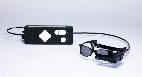 Con gafas especiales y un implante ocular pacientes legalmente ciegos pueden volver a leer
