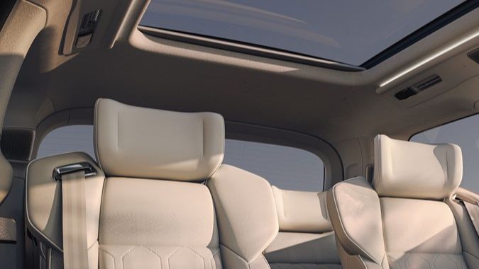 El gran interior de la Minivan Volvo EM90