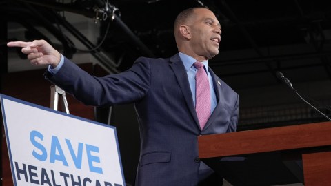 Jeffries defiende la ampliación de los subsidios a la atención sanitaria, pero también votaría para garantizar el pago a las tropas.