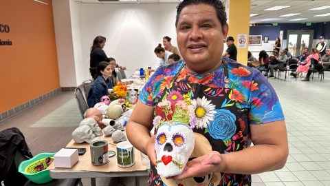 El artista plástico Aldo Cruz dio un taller en el Consulado de México en Los Ángeles para aprender a decorar las calaveras.