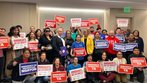 Líderes proinmigrantes junto a las supervisoras Lindsey P Horvath y Janice Hahn.