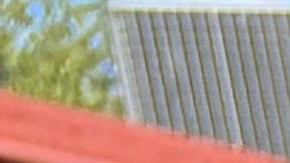 Reyna González López con su nueva tarjeta de residencia.