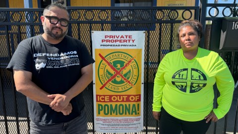 Alexis y Ana, ambos representantes de Centro de Oportunidad Económica para Jornaleros, en Pomona.