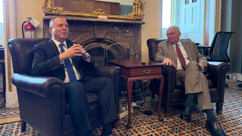 Los senadores demócratas Adam Schiff y Tim Kaine.