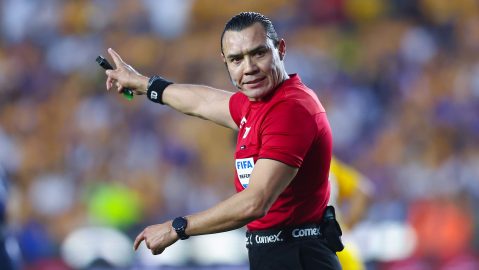 San Nicolás de los Garza, Nuevo León, 12 de abril de 2025. Marco Antonio Ortiz, árbitro central, durante el partido correspondiente a la jornada 15 del torneo Clausura 2025 de la Liga BBVA MX, entre los Tigres de la UANL y los Rayados del Monterrey, realizado en el estadio Universitario. Foto: Imago7/