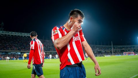 Daniel Aguirre besa el escudo de Chivas en la celebración del gol que le dio el triunfo a los rojiblancos.