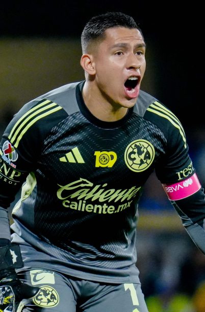 Ciudad de México, 18 de octubre de 2025. Luis Malagón, durante el partido correspondiente a la jornada 13 del torneo Apertura 2025 de la Liga BBVA MX, entre la Máquina Celeste del Cruz Azul y las Águilas del América, realizado en el estadio Olímpico Universitario. Foto: Imago7/Diego Padilla