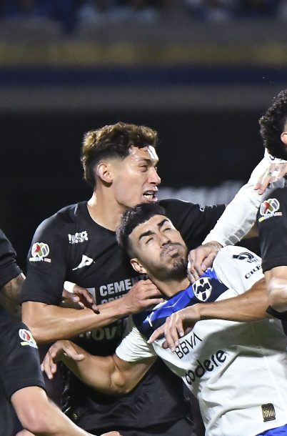 Ciudad de México, 25 de octubre de 2025. Jorge Sánchez y Sergio Ramos, durante el partido correspondiente a la jornada 15 del torneo Apertura 2025 de la Liga BBVA MX, entre la Máquina Celeste del Cruz Azul y los Rayados del Monterrey, realizado en el estadio Olímpico Universitario. Foto: Imago7/Etzel Espinosa