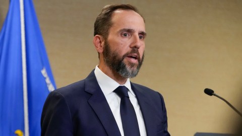 Jack Smith enfrenta una investigación del Congreso y por ello pide testificar públicamente.