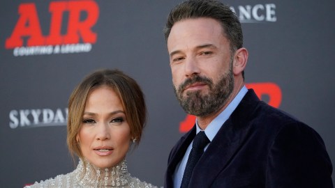 Jennifer Lopez y Ben Affleck se muestran cariñosos en el estreno de ‘Kiss Of The Spider Woman’