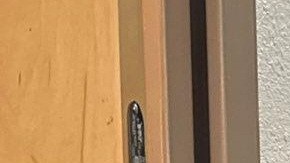 JoAnna Mendoza (izquierda) compite por el Distrito 06 de Arizona.