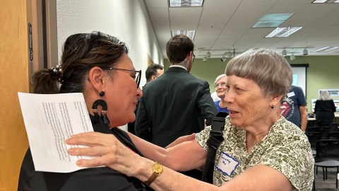 JoAnna Mendoza (izquierda) compite por el Distrito 06 de Arizona.