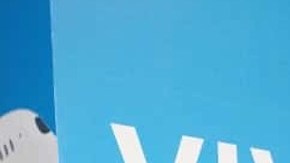 José regresa a México y es recibido con mariachi.