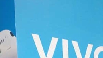 José regresa a México y es recibido con mariachi.