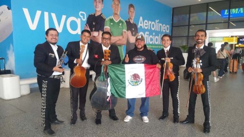 José regresa a México y es recibido con mariachi.