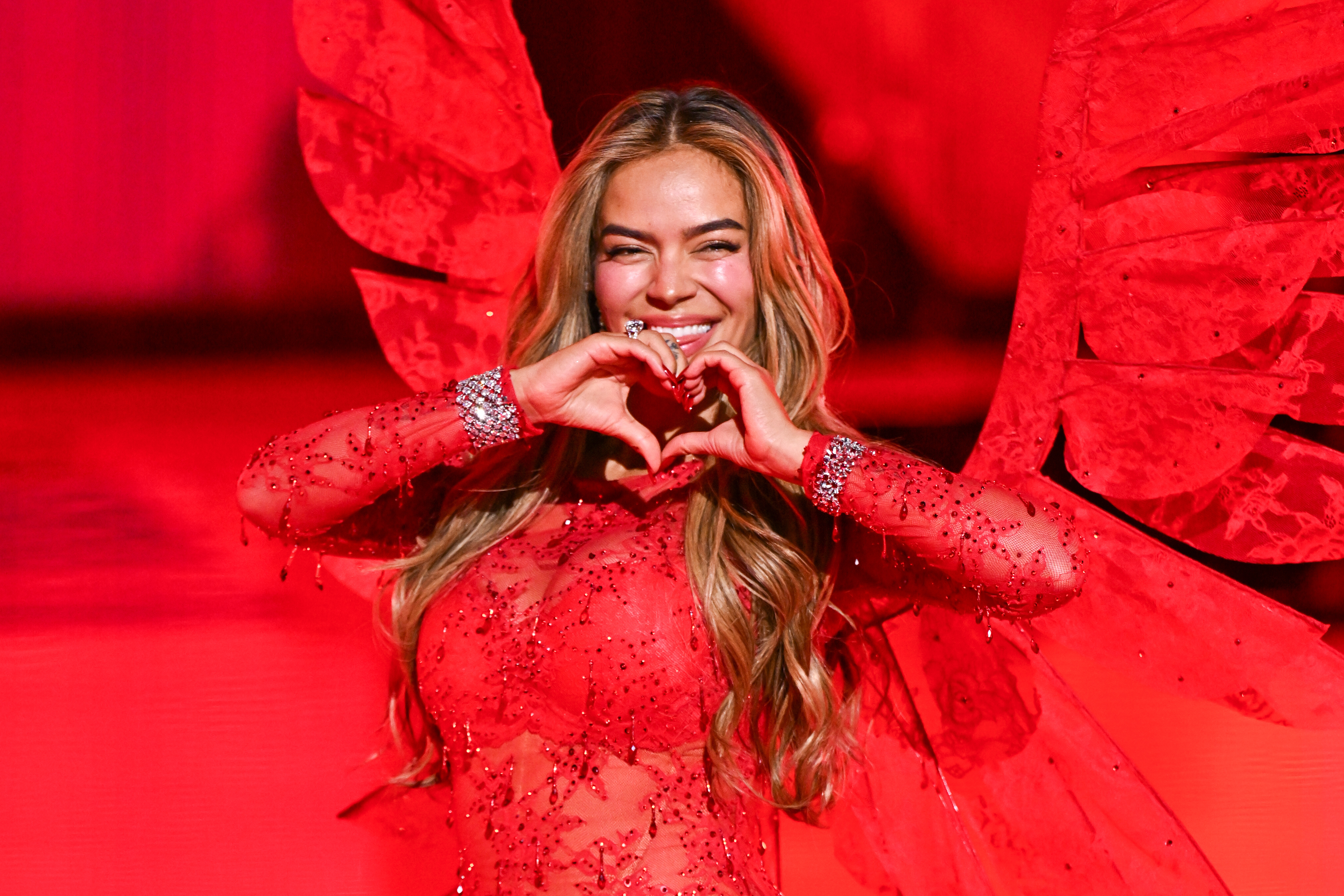 Cómo fue el show de Karol G en el desfile de Victoria's Secret? - La Opinión