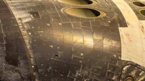 Familia toma una selfie frente al transbordador espacial Atlantis en el Centro Espacial Kennedy en Florida.