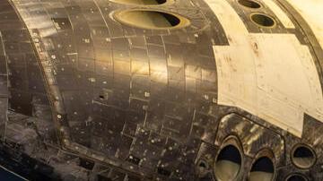 Familia toma una selfie frente al transbordador espacial Atlantis en el Centro Espacial Kennedy en Florida.