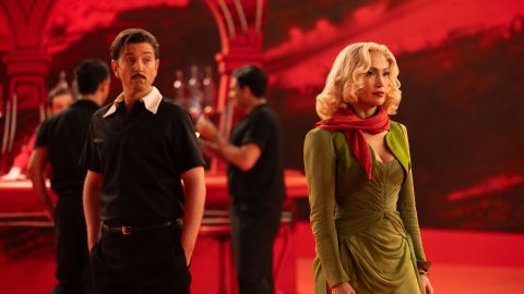 Diego Luna y Jennifer López en "Kiss of the Spider Woman".