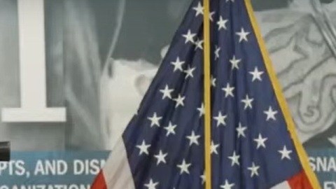 La secretaria de Seguridad Nacional, Kristi Noem, en conferencia en Florida.
