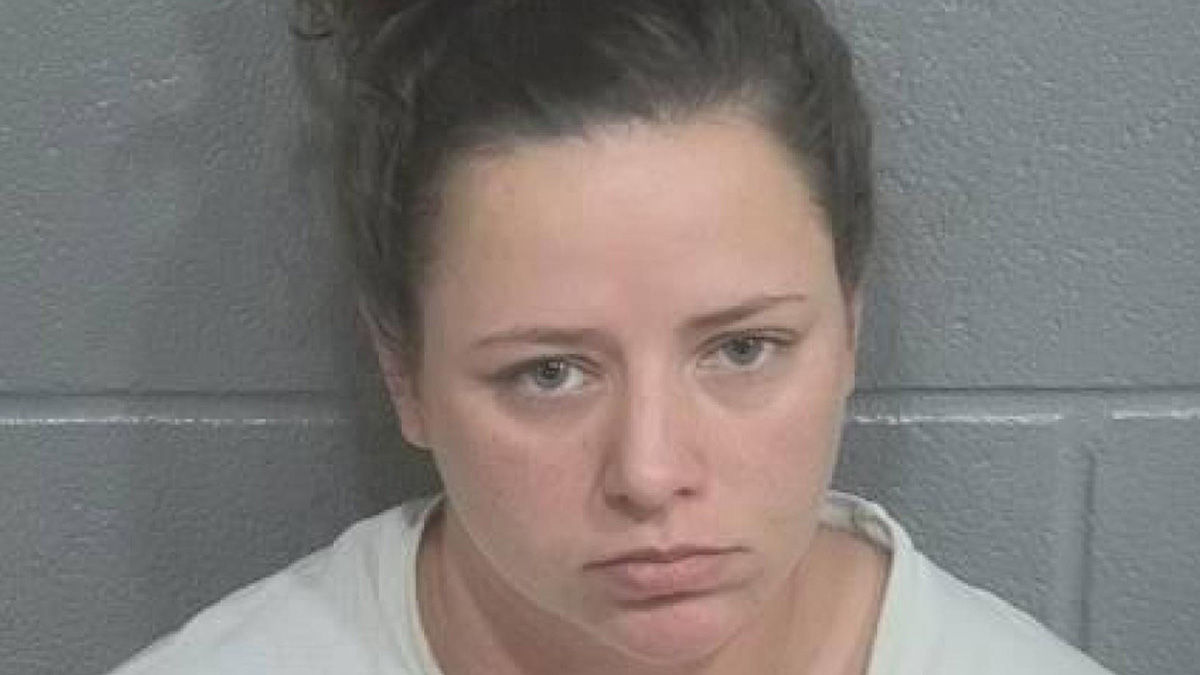 Acusan a maestra de Kentucky de exhibirse desnuda ante un estudiante y ...