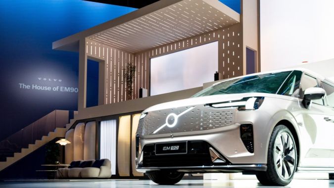 La Minivan Volvo EM90