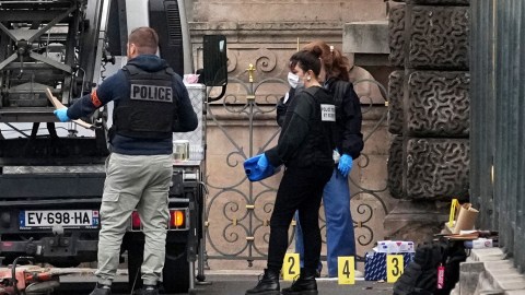 Police officers look for clues by a basket lift used by thieves Sunday, Oct. 19, 2025 at the Louvre museum in Paris. (AP Photo/Thibault Camus)