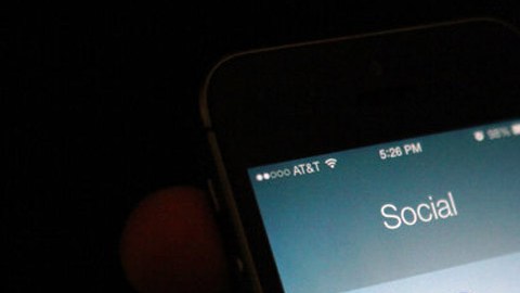 Dispositivo móvil utilizado para navegar e interactuar en redes sociales