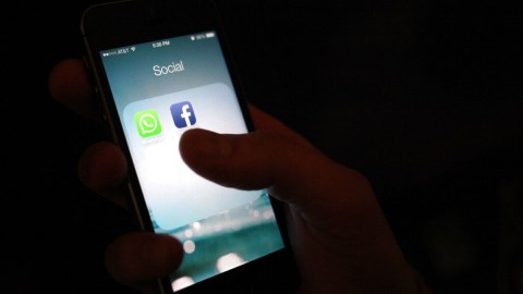 Dispositivo móvil utilizado para navegar e interactuar en redes sociales